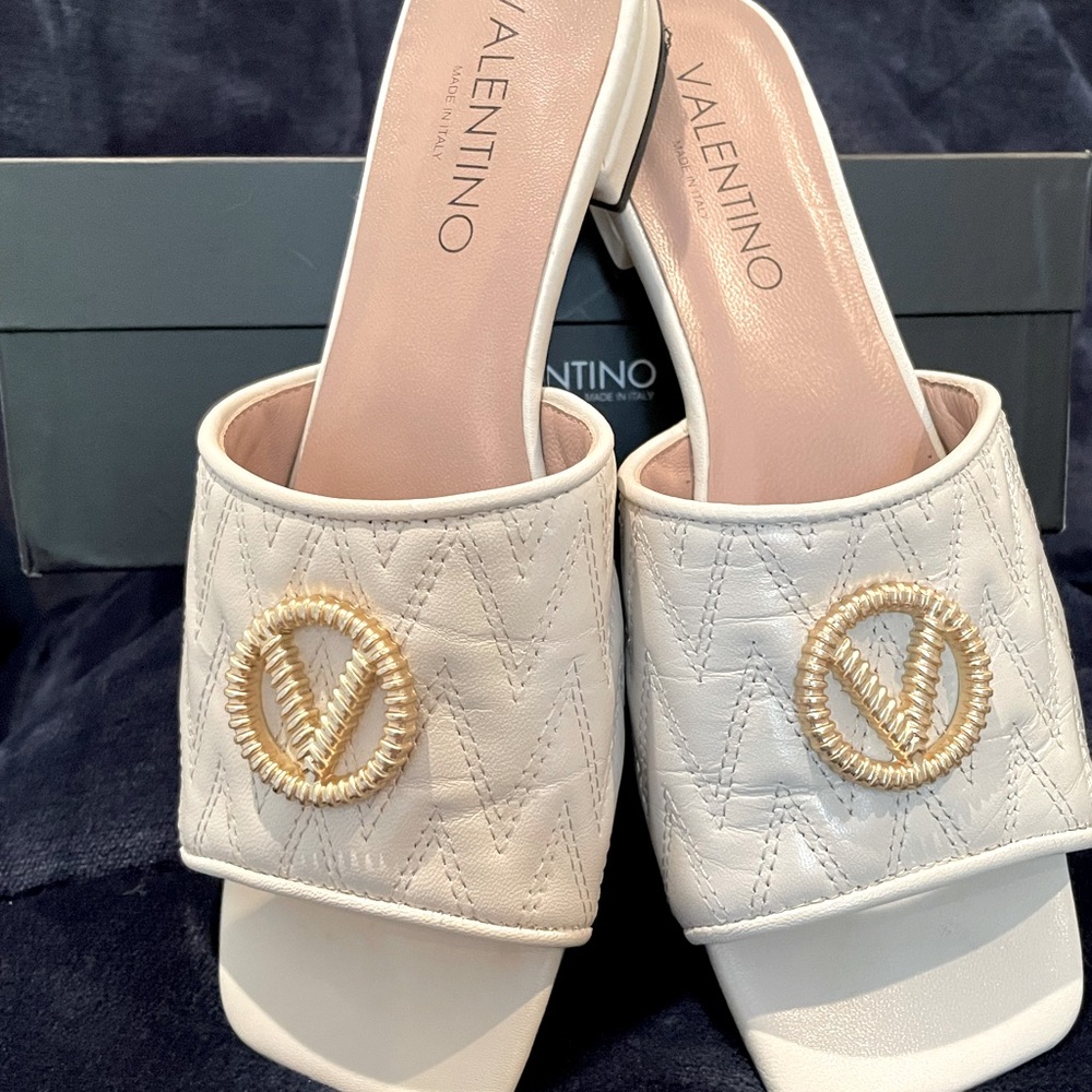 Valentino Aphrodite Sandal. Cream/Gold